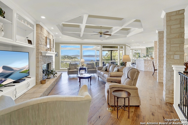 Listing photo id 18 for 2406 Connie  