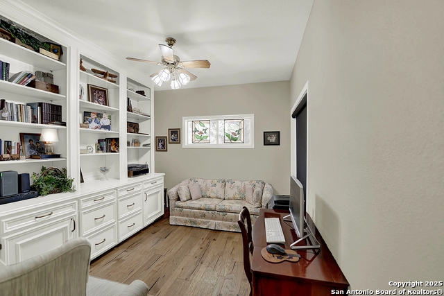 Listing photo id 20 for 2406 Connie  