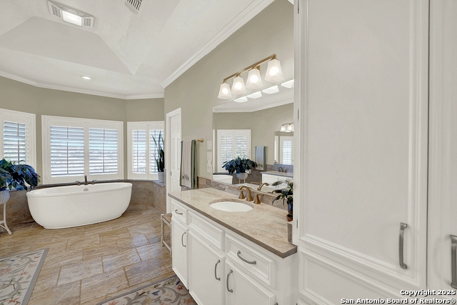 Listing photo id 24 for 2406 Connie  