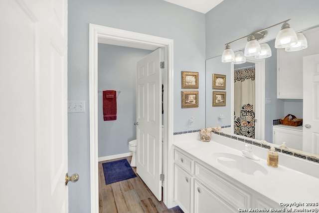 Listing photo id 32 for 2406 Connie  