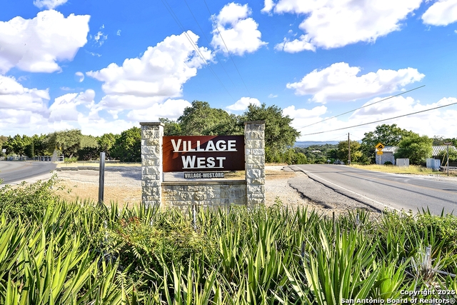 Listing photo id 35 for 2406 Connie  