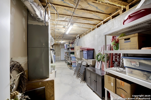 Listing photo id 37 for 2406 Connie  