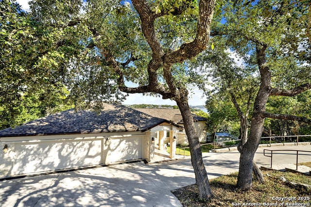 Listing photo id 39 for 2406 Connie  