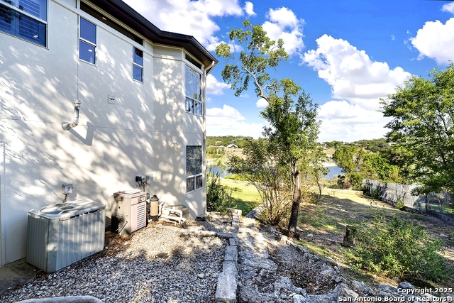 Listing photo id 47 for 2406 Connie  