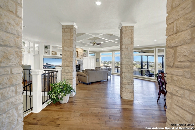 Listing photo id 5 for 2406 Connie  