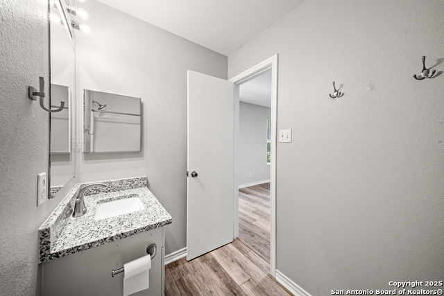 Image 19 of 21 For 7806 Kingsbury Wood 2