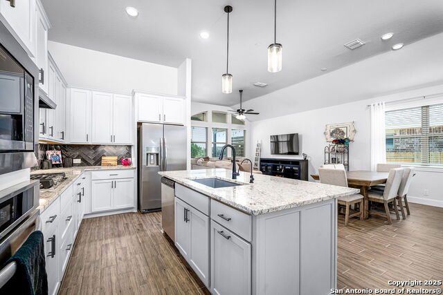 Listing photo id 4 for 1420 Quarry Rock