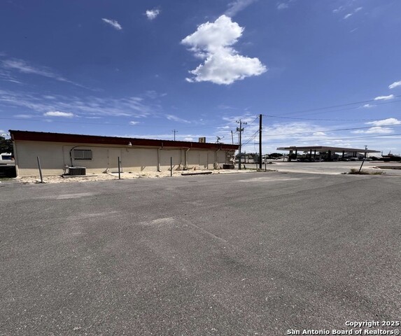 Listing photo id 2 for 609 Pat Booker