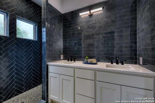 Image 15 of 22 For 1659 Center Street N