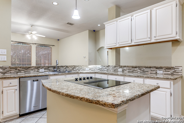 Listing photo id 8 for 8414 Blackcastle