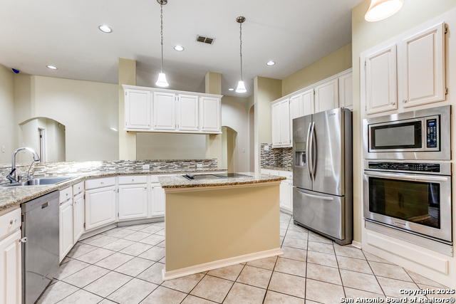 Listing photo id 7 for 8414 Blackcastle