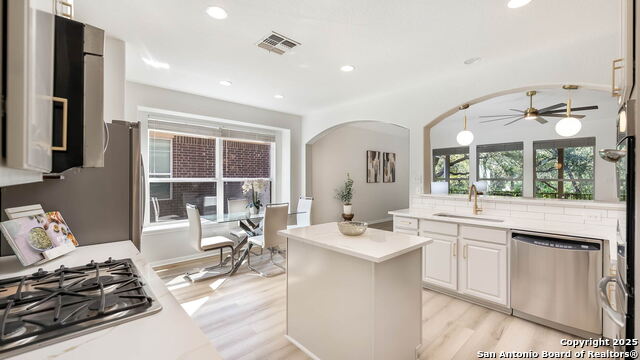 Listing photo id 3 for 9650 Calmont Way