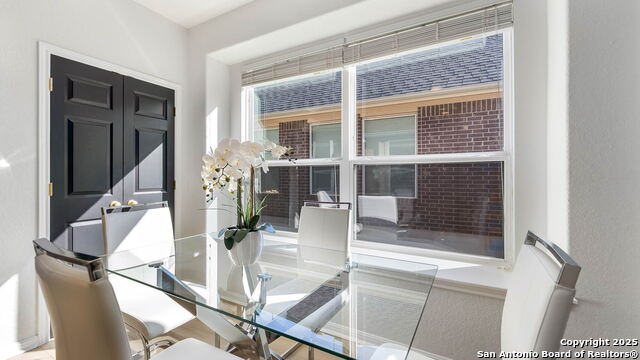 Listing photo id 4 for 9650 Calmont Way