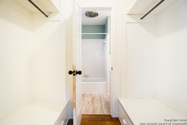 Image 16 of 25 For 10915 Burr Oak