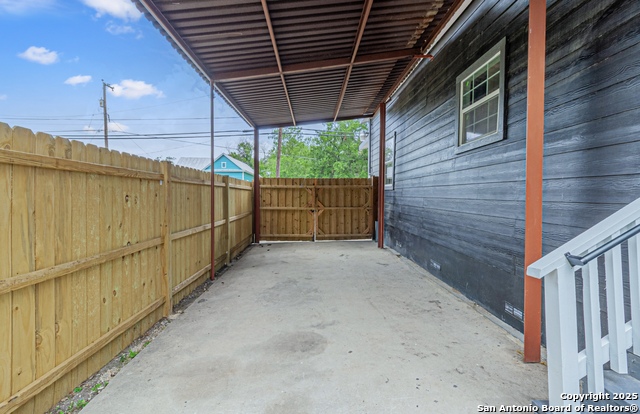 Listing photo id 24 for 210 San Jacinto N