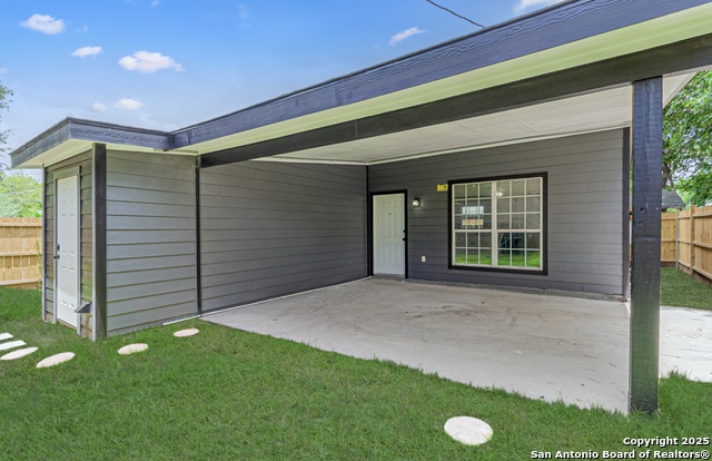 Listing photo id 27 for 210 San Jacinto N