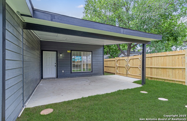 Listing photo id 28 for 210 San Jacinto N