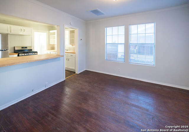 Listing photo id 8 for 1046 Lombrano St
