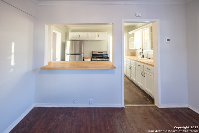 Listing photo id 9 for 1046 Lombrano St