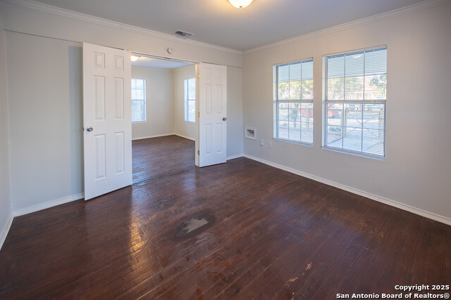 Listing photo id 10 for 1046 Lombrano St