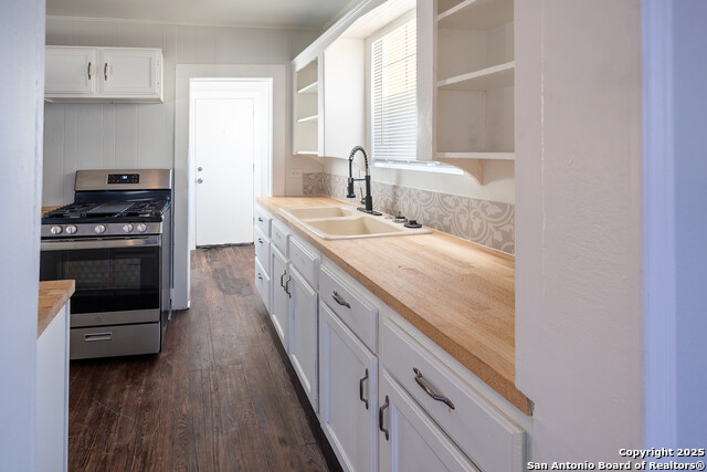 Listing photo id 11 for 1046 Lombrano St