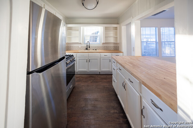 Listing photo id 12 for 1046 Lombrano St