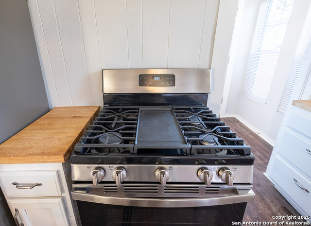 Listing photo id 13 for 1046 Lombrano St