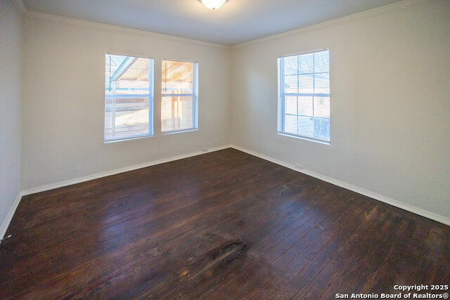 Listing photo id 14 for 1046 Lombrano St