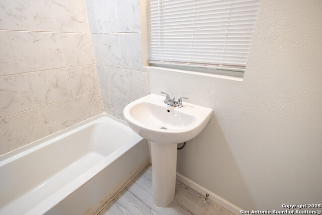 Listing photo id 15 for 1046 Lombrano St