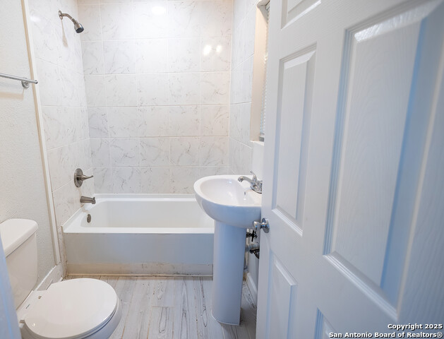Listing photo id 16 for 1046 Lombrano St