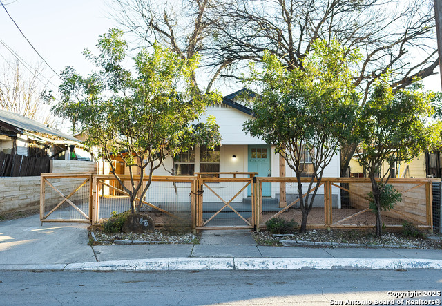 Listing photo id 0 for 1046 Lombrano St