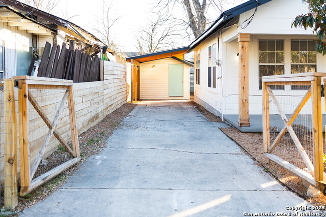 Listing photo id 18 for 1046 Lombrano St