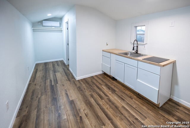 Listing photo id 19 for 1046 Lombrano St