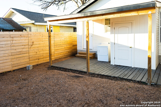 Listing photo id 21 for 1046 Lombrano St