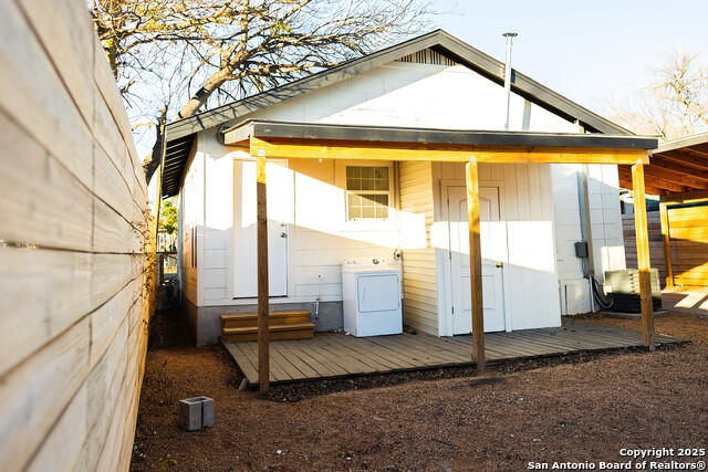 Listing photo id 22 for 1046 Lombrano St
