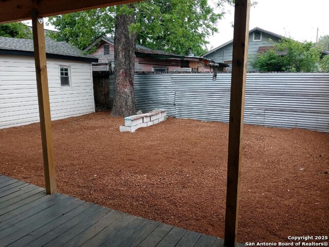 Listing photo id 23 for 1046 Lombrano St