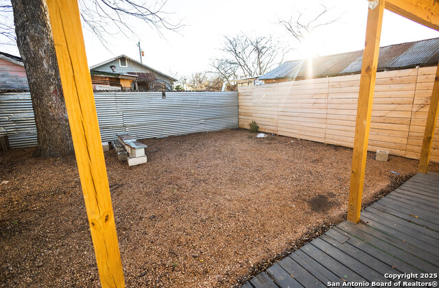 Listing photo id 24 for 1046 Lombrano St