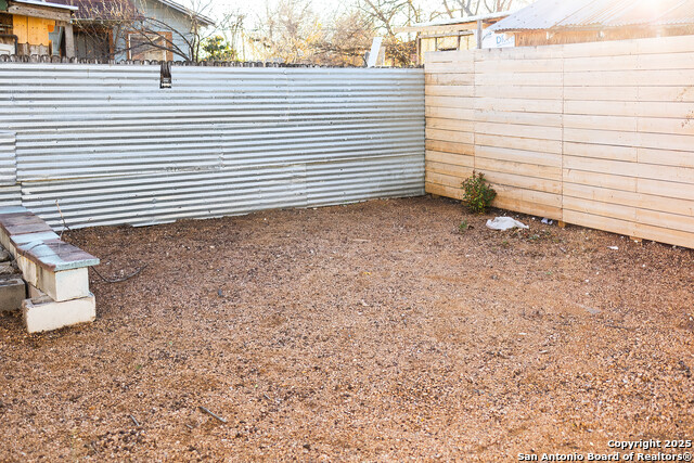 Listing photo id 25 for 1046 Lombrano St