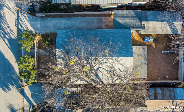 Listing photo id 26 for 1046 Lombrano St