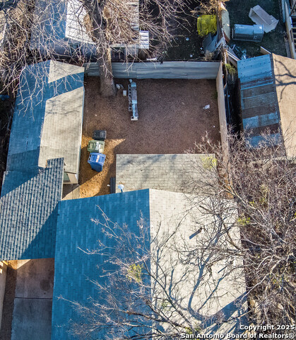 Listing photo id 27 for 1046 Lombrano St