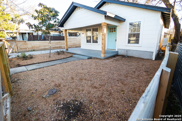 Listing photo id 1 for 1046 Lombrano St