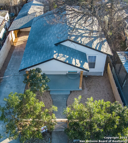 Listing photo id 28 for 1046 Lombrano St