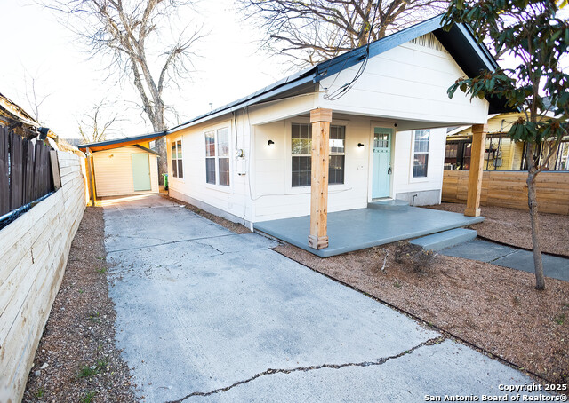 Listing photo id 2 for 1046 Lombrano St