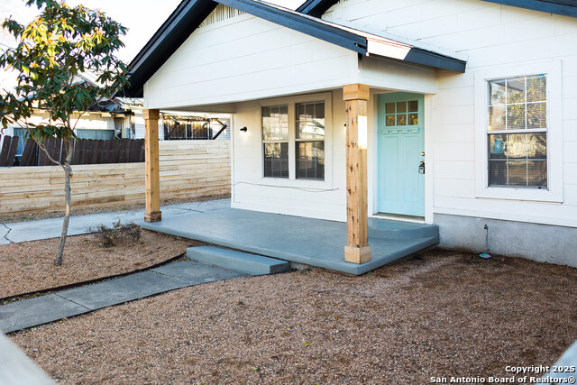 Listing photo id 3 for 1046 Lombrano St