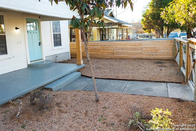 Listing photo id 4 for 1046 Lombrano St
