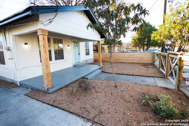 Listing photo id 5 for 1046 Lombrano St