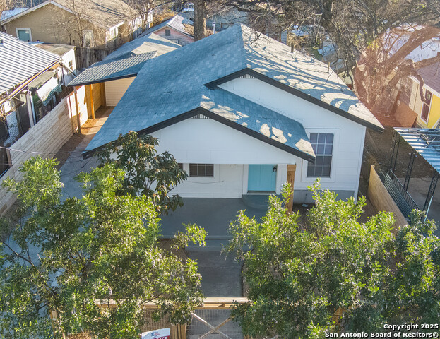 Listing photo id 7 for 1046 Lombrano St