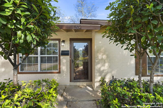 Image 4 of 36 For 502 Brookview Dr
