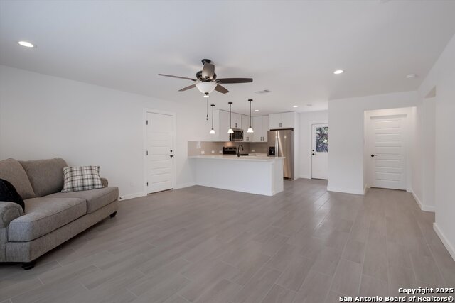 Image 10 of 26 For 432 Canyon Lake Dr