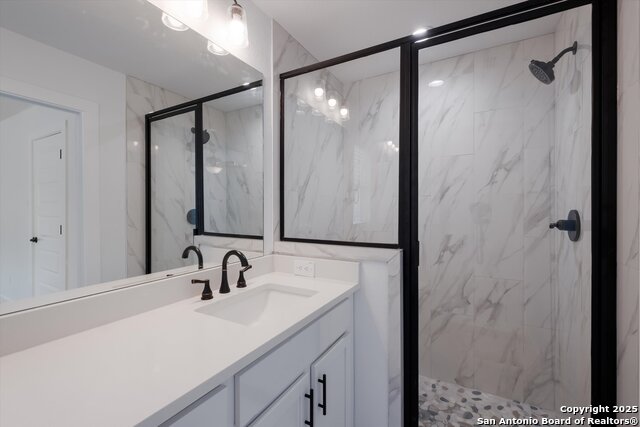 Image 21 of 26 For 432 Canyon Lake Dr